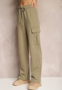 Renee - Zielone Spodnie dresowe z Bawełny z Szerokimi Kieszeniami Cargo Tanelle. Okazja: na co dzień. Stan: podwyższony. Kolor: zielony. Materiał: bawełna, dresówka. Styl: casual #4