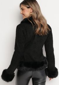 Born2be - Czarna Wiskozowa Kurtka Ozdobiona Puchatym Futerkiem i Biżuteryjnymi Guzikami Radona. Kolor: czarny. Materiał: wiskoza, futro. Wzór: aplikacja #5