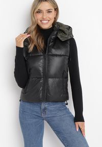 Born2be - Czarna Pikowana Kamizelka z Odpinanym Kapturem Winncea. Okazja: na co dzień. Kolor: czarny. Materiał: jeans. Styl: casual
