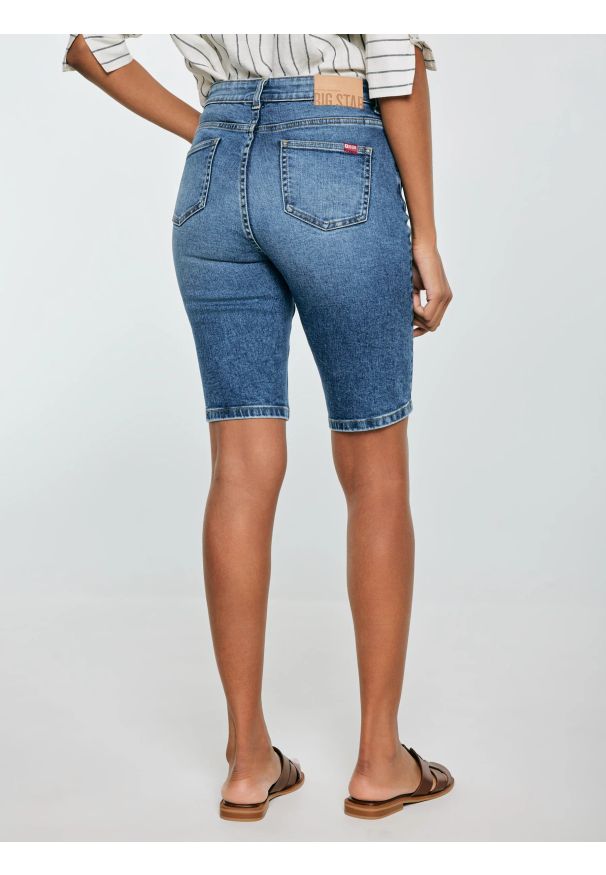 Big-Star - Szorty damskie jeansowe niebieskie Shira 469. Stan: podwyższony. Kolor: niebieski. Materiał: jeans. Sezon: lato. Styl: klasyczny