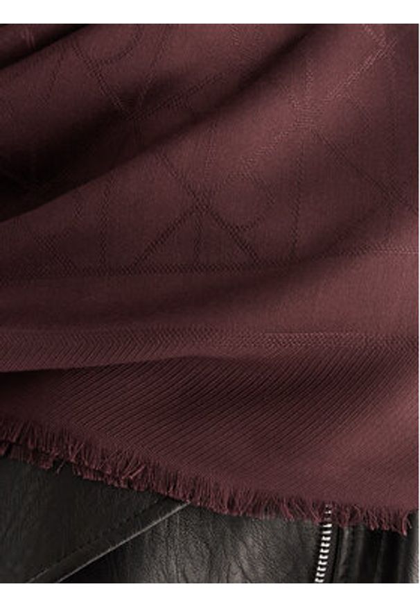 Calvin Klein Szal Emblem Aop Tonal LV04D8063G Bordowy. Kolor: czerwony. Materiał: materiał