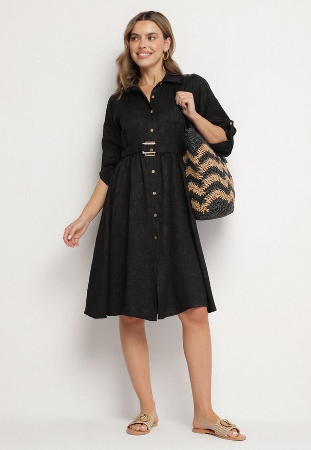 Born2be - Czarna Sukienka o Koszulowym Kroju z Paskiem z Klamrą Evelmio. Okazja: na co dzień. Typ kołnierza: kołnierzyk klasyczny. Kolor: czarny. Materiał: jeans. Długość rękawa: długi rękaw. Typ sukienki: koszulowe. Styl: casual, elegancki, klasyczny