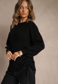 Renee - Czarny Sweter z Wiskozą o Prostym Kroju z Bocznym Ściągaczem Tivadella. Okazja: na co dzień. Kolor: czarny. Materiał: wiskoza. Sezon: jesień. Styl: elegancki, casual #4