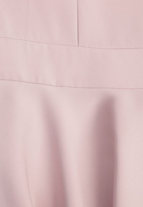 Renee - Różowa Elegancka Sukienka Rozkloszowana Zdobiona Falbanami na Ramionach Nessaza. Typ kołnierza: dekolt w kształcie V. Kolor: różowy. Wzór: aplikacja. Typ sukienki: rozkloszowane. Styl: elegancki