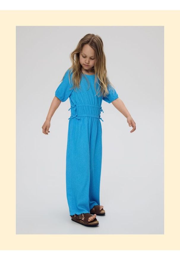 Reserved - Strukturalny kombinezon - jasnoniebieski. Kolor: niebieski. Materiał: dzianina