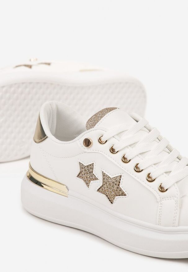 Born2be - Biało-Złote Płaskie Sneakersy z Gwiazdkami i Metalicznymi Wstawkami Jalelia. Okazja: na spotkanie biznesowe. Nosek buta: okrągły. Kolor: biały. Materiał: jeans. Wzór: aplikacja