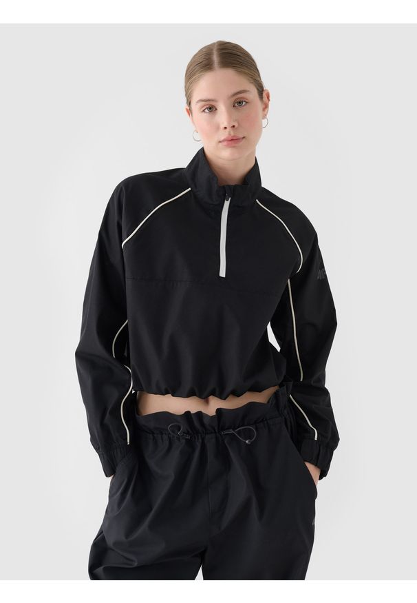 4f - 4F Kurtka przejściowa cropped ze stójką damska - czarna L. Okazja: na co dzień. Typ kołnierza: kołnierzyk stójkowy. Kolor: czarny. Materiał: tkanina, dzianina, materiał, bawełna. Długość rękawa: raglanowy rękaw. Długość: krótkie. Styl: casual, sportowy