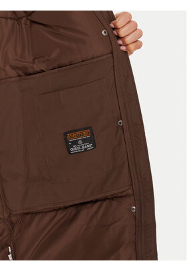 Guess Jeans Kurtka zimowa W4BL24 WGII2 Brązowy Regular Fit. Kolor: brązowy. Materiał: syntetyk. Sezon: zima