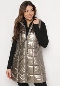 Born2be - Złota Kamizelka z Wypukłym Pikowaniem Kapturem i Lakierowanym Efektem Damess. Kolor: złoty. Materiał: lakier. Długość: długie. Wzór: aplikacja #3