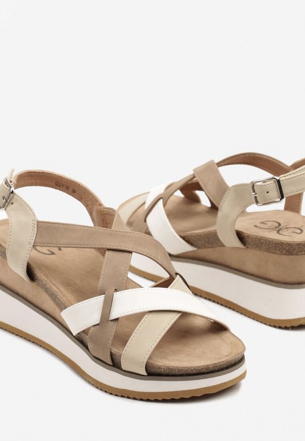 Born2be - Beżowe Sandały na Piankowej Podeszwie z Koturnem i Przeplatanymi Paskami Seneviana. Okazja: na co dzień. Nosek buta: otwarty. Zapięcie: pasek. Kolor: beżowy. Wzór: aplikacja. Materiał: jeans. Sezon: wiosna, lato. Obcas: na koturnie. Styl: casual, elegancki