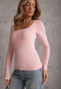 Renee - Jasnoróżowa Bluzka z Elastycznego Materiału o Kwadratowym Dekolcie z Wiskozą Nemosa. Typ kołnierza: dekolt kwadratowy. Kolor: różowy. Materiał: wiskoza, materiał. Długość rękawa: długi rękaw. Długość: długie #3