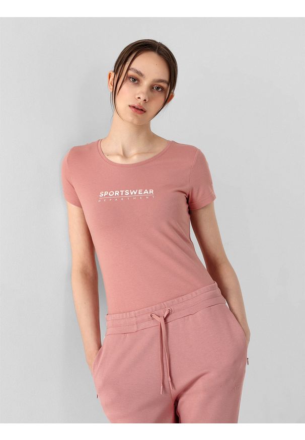 4f - T-shirt regular z nadrukiem damski. Kolor: różowy. Materiał: bawełna, dzianina. Wzór: nadruk