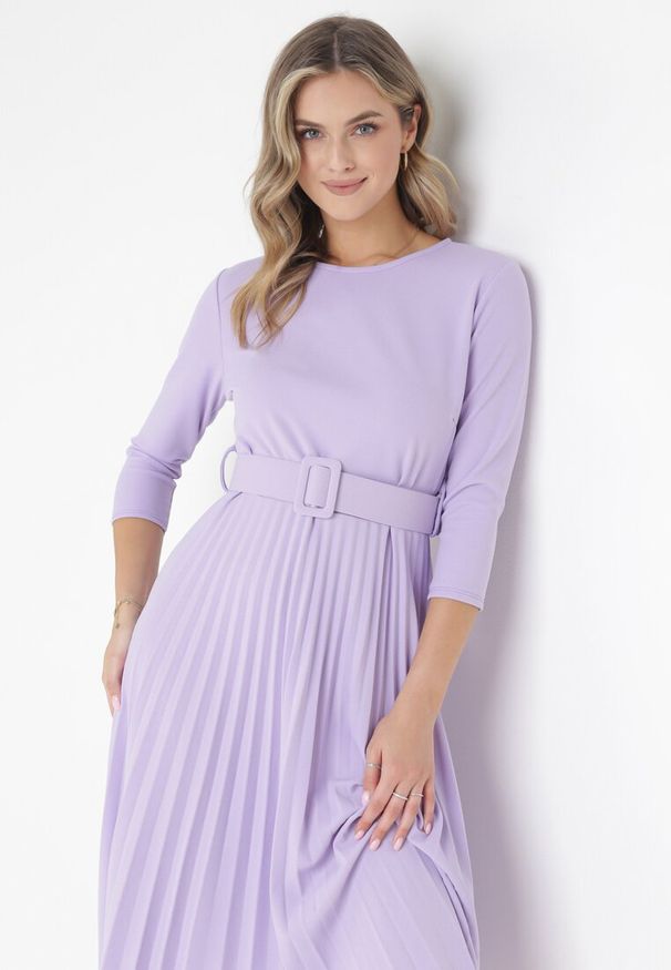 Born2be - Fioletowa Sukienka Plisowana z Paskiem Gonge. Okazja: na co dzień, na imprezę. Kolor: fioletowy. Typ sukienki: proste, dopasowane. Styl: klasyczny, elegancki, casual