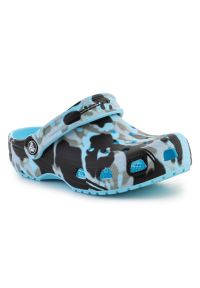 Klapki Crocs Classic Spray camo Clog Jr 208305-441 niebieskie. Okazja: na plażę. Kolor: niebieski. Materiał: materiał. Styl: wakacyjny