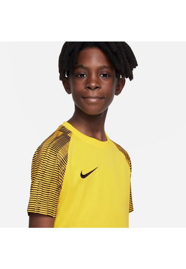 Koszulka treningowa chłopięca Nike Academy Junior. Kolor: żółty. Materiał: poliester. Długość rękawa: krótki rękaw. Długość: krótkie