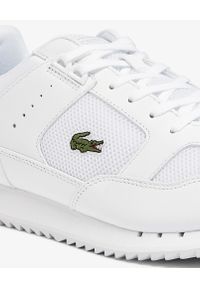 Lacoste - LACOSTE - Białe sneakersy z haftowanym logo PARTNER PISTE. Kolor: biały. Materiał: jeans, poliester. Wzór: haft #7