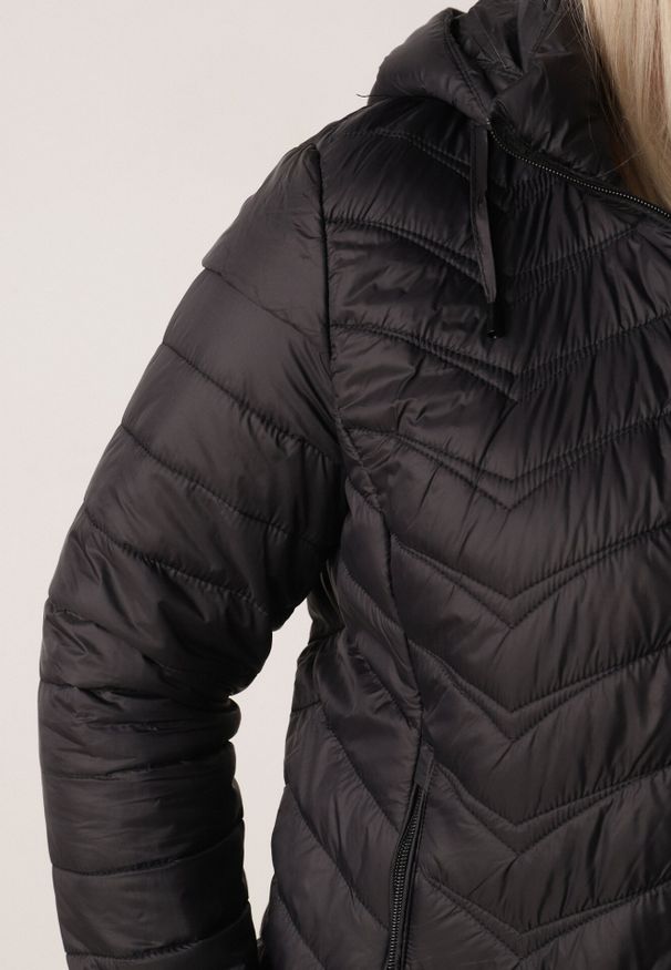 Born2be - Czarna Pikowana Kurtka Przejściowa z Kapturem o Taliowanym Kroju Lissanoria. Okazja: na spacer, na co dzień. Typ kołnierza: kaptur. Kolor: czarny. Materiał: poliester, jeans. Styl: casual