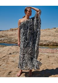 BY CABO - Asymetryczna sukienka z printem Aruba. Kolor: czarny. Wzór: nadruk. Sezon: lato. Typ sukienki: asymetryczne. Styl: elegancki. Długość: maxi #1