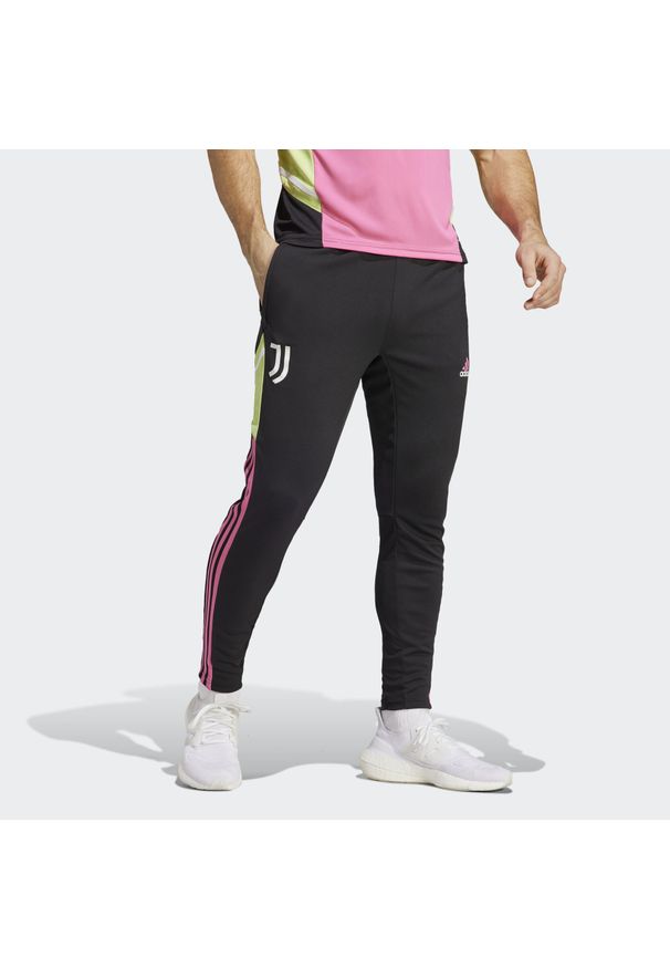 Spodnie do piłki nożnej męskie Adidas Juventus Condivo 22 Training Pants. Kolor: wielokolorowy, różowy, czarny. Materiał: materiał