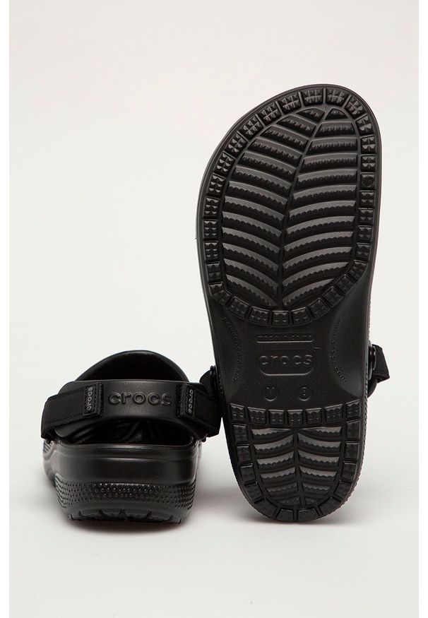 Crocs - Klapki. Kolor: czarny. Materiał: materiał. Wzór: gładki. Obcas: na obcasie. Wysokość obcasa: niski