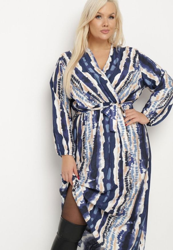 Born2be - Niebieska Kopertowa Sukienka z Wiskozą i Paskiem w Talii Noranea. Okazja: na co dzień, na spacer. Kolor: niebieski. Materiał: wiskoza. Sezon: wiosna. Typ sukienki: kopertowe. Styl: casual, elegancki