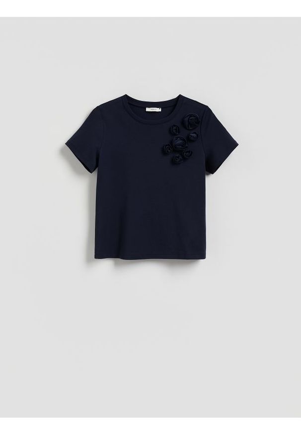 Reserved - T-shirt z kwiatową aplikacją - granatowy. Kolor: niebieski. Materiał: bawełna, dzianina. Wzór: aplikacja, kwiaty