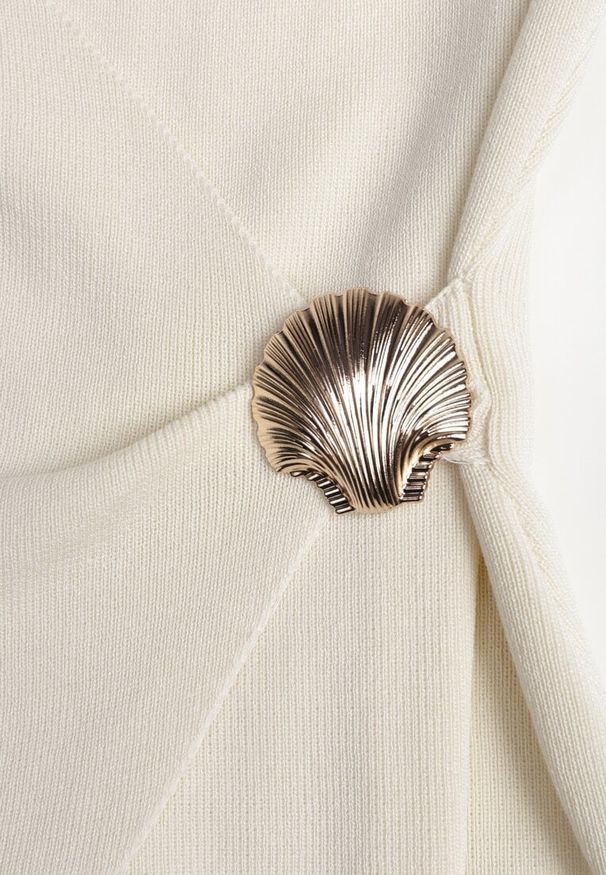 Renee - Beżowa Kopertowa Bluzka z Wiskozą Ozdobiona Metaliczną Aplikacją Sanadra. Okazja: na imprezę. Typ kołnierza: dekolt kopertowy. Kolor: beżowy. Materiał: wiskoza. Wzór: aplikacja. Styl: elegancki