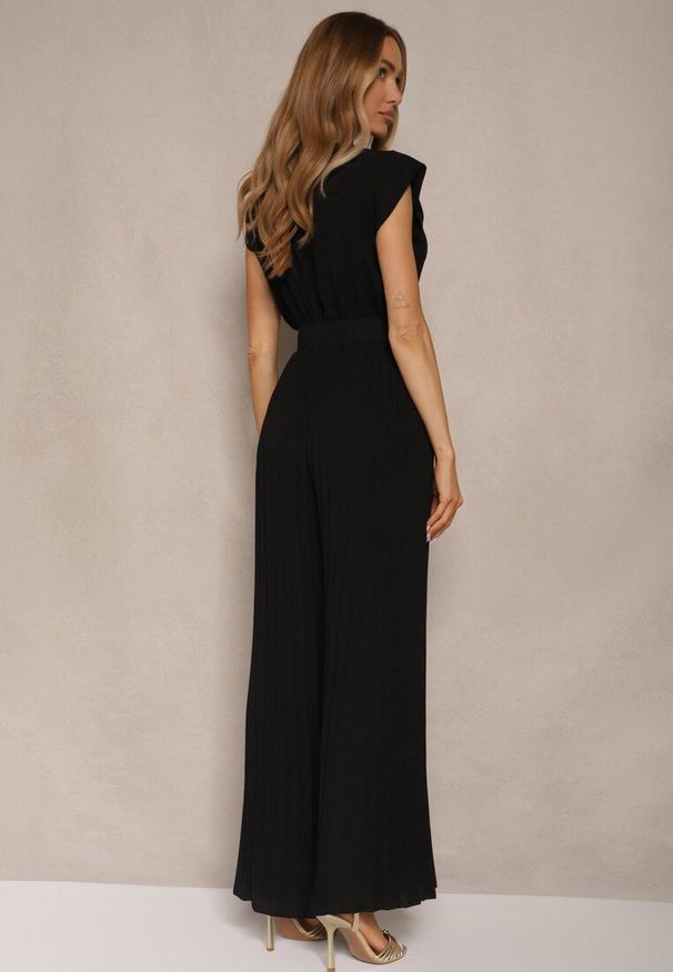 Renee - Czarny Kopertowy Kombinezon Wide Leg Zdobiony Plisami i Paskiem z Klamrą Salirella. Okazja: na wesele, na ślub cywilny, na imprezę. Kolor: czarny. Wzór: aplikacja. Styl: elegancki