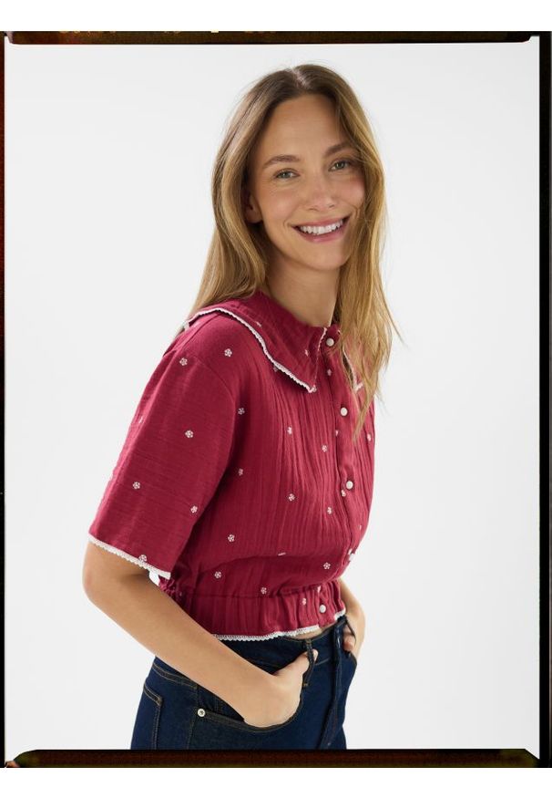 Reserved - Bawełniana koszula z haftem - czerwony. Kolor: czerwony. Materiał: bawełna. Wzór: haft