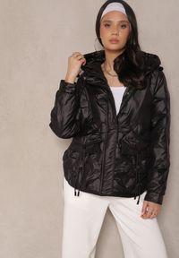 Renee - Czarna Pikowana Kurtka w Stylu Utility z Kapturem Hiredia. Okazja: na co dzień. Typ kołnierza: kaptur. Kolor: czarny. Materiał: jeans. Styl: casual, elegancki #5