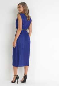 Born2be - Granatowa Plisowana Sukienka Midi z Paskiem z Imitacji Skóry Sharia. Kolor: niebieski. Materiał: skóra. Długość rękawa: bez rękawów. Styl: elegancki. Długość: midi #4