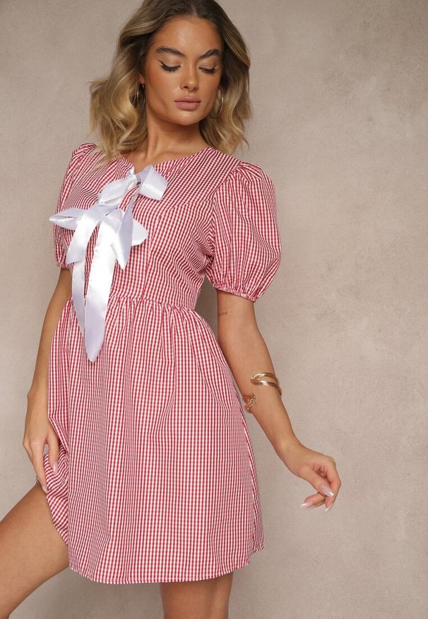 Renee - Czerwona Retro Sukienka w Kratkę Vichy o Rozkloszowanym Kroju z Wiązaniem Temarea. Okazja: na co dzień. Kolor: czerwony. Materiał: jeans. Wzór: kratka. Typ sukienki: rozkloszowane. Styl: retro