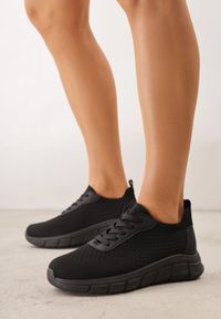 Born2be - Czarne Minimalistyczne Buty Sportowe z Siateczki na Tłoczonej Podeszwie Zanera. Okazja: na co dzień, na spacer. Kolor: czarny. Materiał: jeans. Szerokość cholewki: normalna. Sport: turystyka piesza, fitness, joga i pilates #1