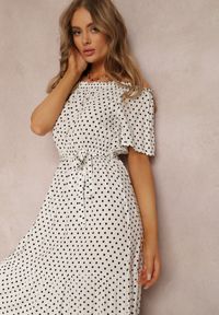 Renee - Biała Sukienka Kaliphanthe. Kolor: biały. Materiał: tkanina, materiał, wiskoza. Długość rękawa: krótki rękaw. Wzór: aplikacja. Długość: midi