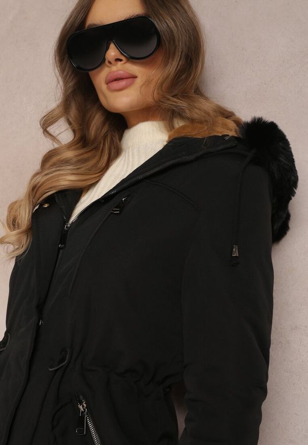 Renee - Czarna Kurtka Parka z Kapturem z Futerkiem Jossie. Okazja: na co dzień. Typ kołnierza: kaptur. Kolor: czarny. Materiał: futro. Sezon: zima. Styl: klasyczny, casual, elegancki