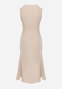 Renee - Beżowa Sukienka VICES z Metaliczną Ozdobą na Ramieniu Coraena. Okazja: na randkę. Kolor: beżowy. Wzór: aplikacja. Typ sukienki: asymetryczne. Styl: elegancki #3