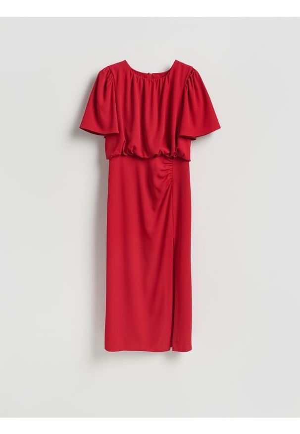 Reserved - Sukienka midi z marszczeniem - czerwony. Kolor: czerwony. Materiał: tkanina. Wzór: gładki. Długość: midi