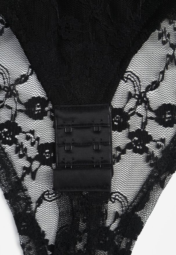 Born2be - Czarne Koronkowe Body z Długimi Rękawami i Ozdobnym Dekoltem Nefunia. Kolor: czarny. Materiał: koronka. Długość rękawa: długi rękaw. Długość: długie
