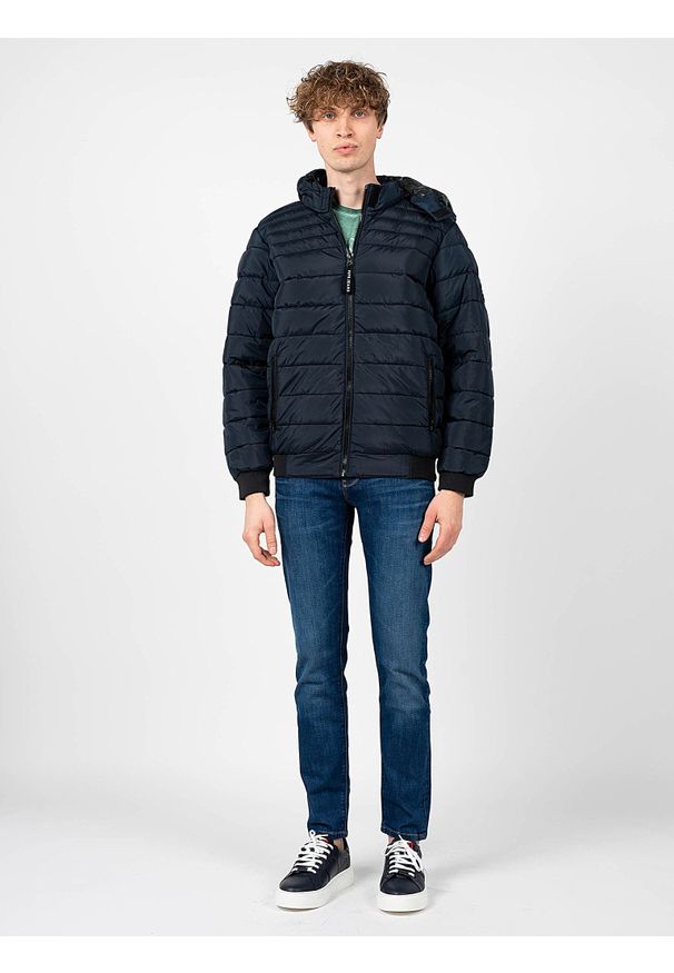 Pepe Jeans Kurtka "James" | PM402598 | James | Mężczyzna | Granatowy. Okazja: na co dzień. Typ kołnierza: kaptur. Kolor: niebieski. Materiał: poliester. Wzór: aplikacja. Styl: casual