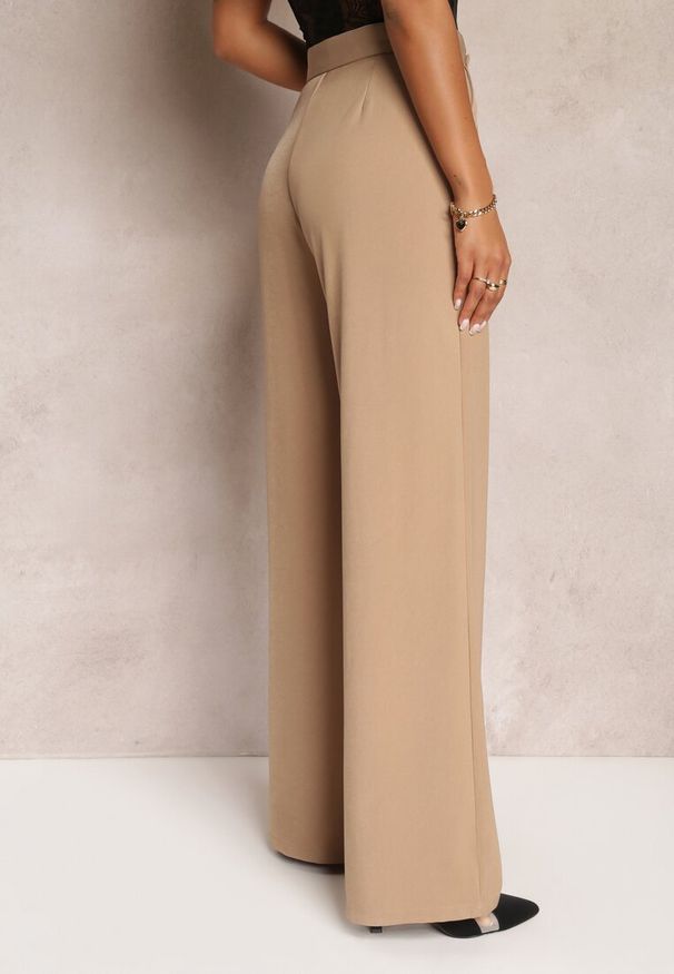 Renee - Ciemnobeżowe Szerokie Spodnie z Zapięciem na Haczyk Brutris. Okazja: na co dzień. Stan: podwyższony. Kolor: beżowy. Styl: casual, elegancki