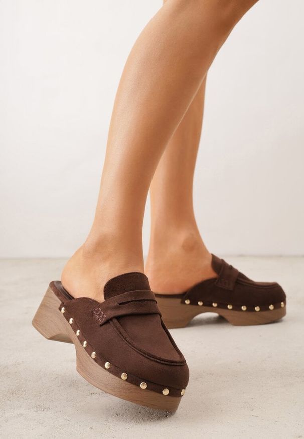 Renee - Brązowe Klapki Drewniaki o Fasonie Loafersów z Ozdobnymi Nitami Sargita. Okazja: na co dzień. Kolor: brązowy. Materiał: skóra. Wzór: haft. Styl: casual, elegancki