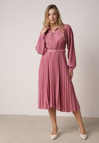 Born2be - Fuksjowa Sukienka Plisowana o Koszulowym Kroju z Paskiem z Klamrą Efronta. Okazja: na co dzień. Typ kołnierza: kołnierzyk klasyczny. Kolor: różowy. Materiał: jeans. Długość rękawa: długi rękaw. Wzór: aplikacja. Typ sukienki: koszulowe. Styl: casual, elegancki, klasyczny #2