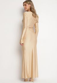 Born2be - Beżowa Dopasowana Sukienka z Rozcięciem i Asymetrycznym Dekoltem Ravielis. Okazja: na imprezę. Kolor: beżowy. Długość rękawa: długi rękaw. Typ sukienki: asymetryczne. Styl: klasyczny, elegancki #2