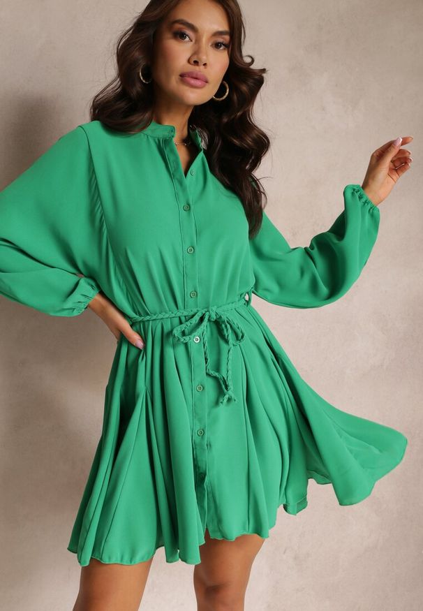Renee - Zielona Rozkloszowana Sukienka Koszulowa z Paskiem Javiana. Kolor: zielony. Długość rękawa: długi rękaw. Typ sukienki: koszulowe