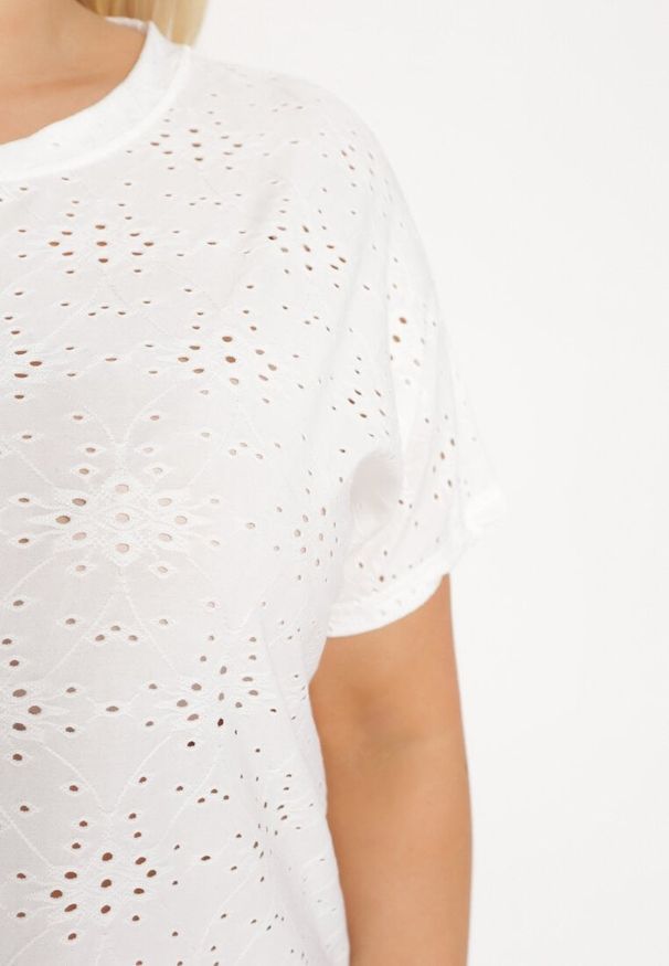Born2be - Biały T-shirt Koszulka z Krótkim Rękawem z Ażurowej Tkaniny Nispia. Okazja: na co dzień. Kolekcja: plus size. Kolor: biały. Materiał: tkanina. Długość rękawa: krótki rękaw. Długość: krótkie. Wzór: ażurowy. Styl: elegancki, casual