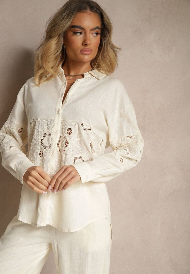 Renee - Jasnobeżowa Koszula Oversize z Lnem Zdobiona Ażurowymi Wstawkami Dannivra. Okazja: na spotkanie biznesowe, do pracy, na co dzień. Kolor: beżowy. Materiał: len. Długość rękawa: długi rękaw. Długość: długie. Wzór: aplikacja, ażurowy. Styl: biznesowy, casual, elegancki