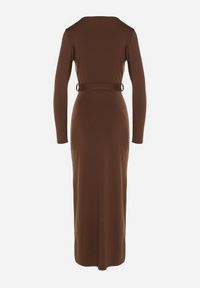Born2be - Brązowa Sukienka Kopertowa z Wiskozą Zdobiona Rozcięciem i Wiązanym Paskiem Teslea. Okazja: na co dzień. Kolor: brązowy. Materiał: wiskoza. Wzór: aplikacja. Typ sukienki: kopertowe. Styl: elegancki, casual, klasyczny #5