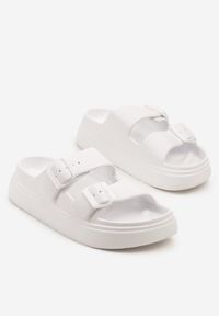 Renee - Białe Klapki Ozdobione Klamrami Grattia. Okazja: na co dzień, na plażę. Kolor: biały. Materiał: jeans. Wzór: aplikacja. Styl: klasyczny, casual #6