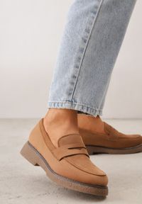 Renee - Brązowe Mokasyny VICES z Imitacji Zamszu w Klasycznym Stylu Malaeno. Okazja: na co dzień. Kolor: brązowy. Materiał: zamsz. Styl: klasyczny #2