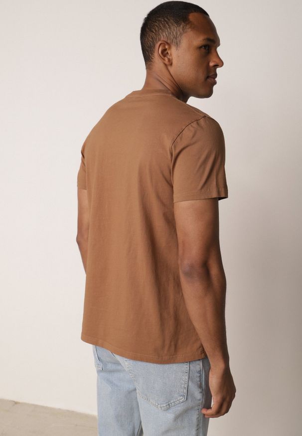 Born2be - Brązowa Gładka Koszulka T-shirt z Bawełny o Prostym Kroju Sarusa. Okazja: na co dzień, na randkę. Kolor: brązowy. Materiał: bawełna. Wzór: gładki. Styl: klasyczny, casual